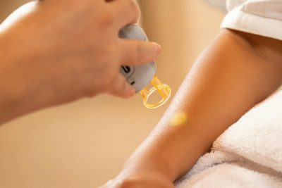 Close-up of a laser hair removal session at a spa, emphasizing professional skincare and relaxation. Gros plan d'une séance d'épilation au laser dans un spa, mettant l'accent sur les soins de la peau professionnels et la détente.