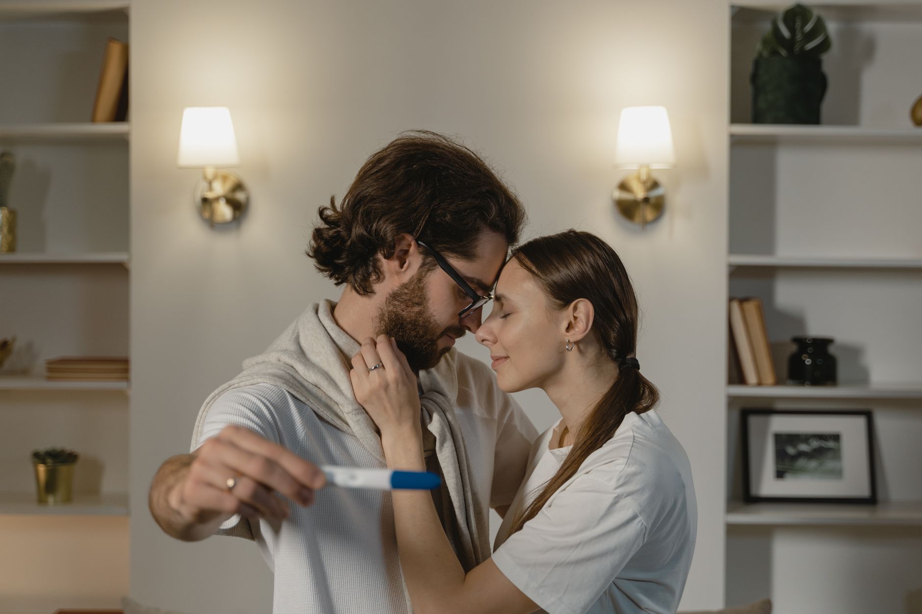 Couple attendant sereinement une bonne nouvelle