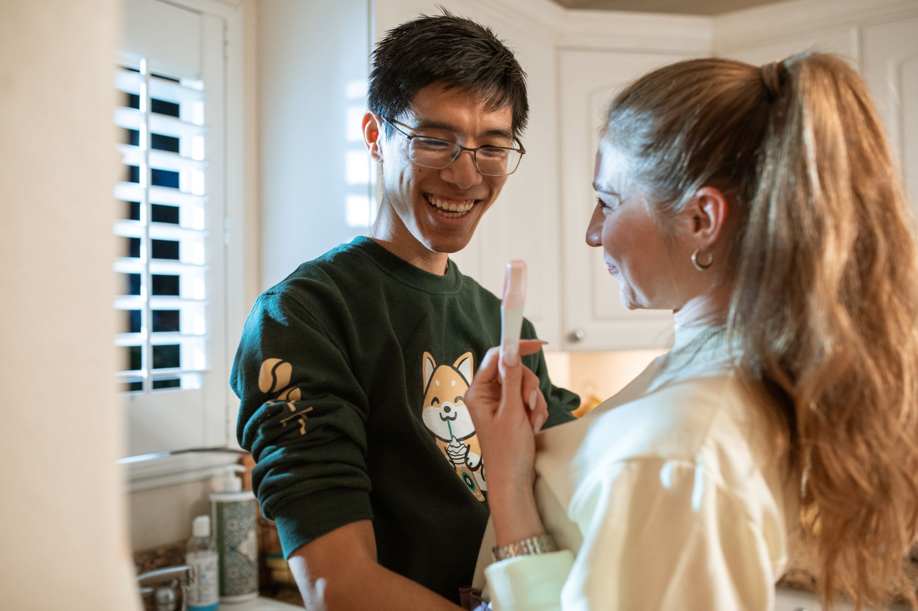 Couple joyeux dans une cuisine chaleureuse