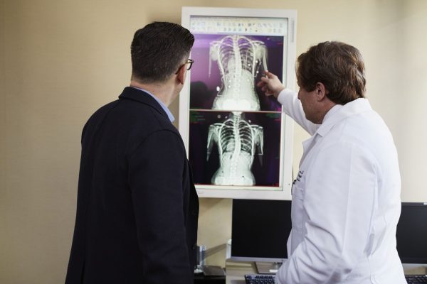 Médecin expliquant une radiographie à un patient