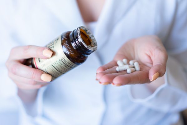 Probiotiques en gélules tenus dans la main