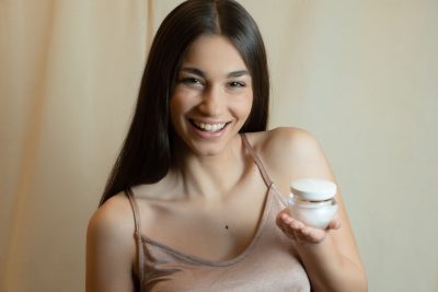 Femme souriante avec un soin du visage