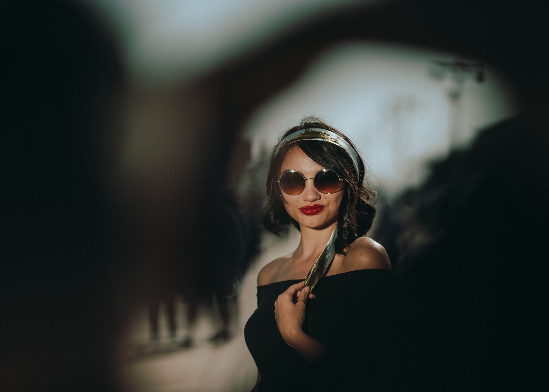 Femme à lunettes de soleil dans un look chic en extérieur