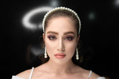Portrait de femme maquillée aux cheveux coiffés